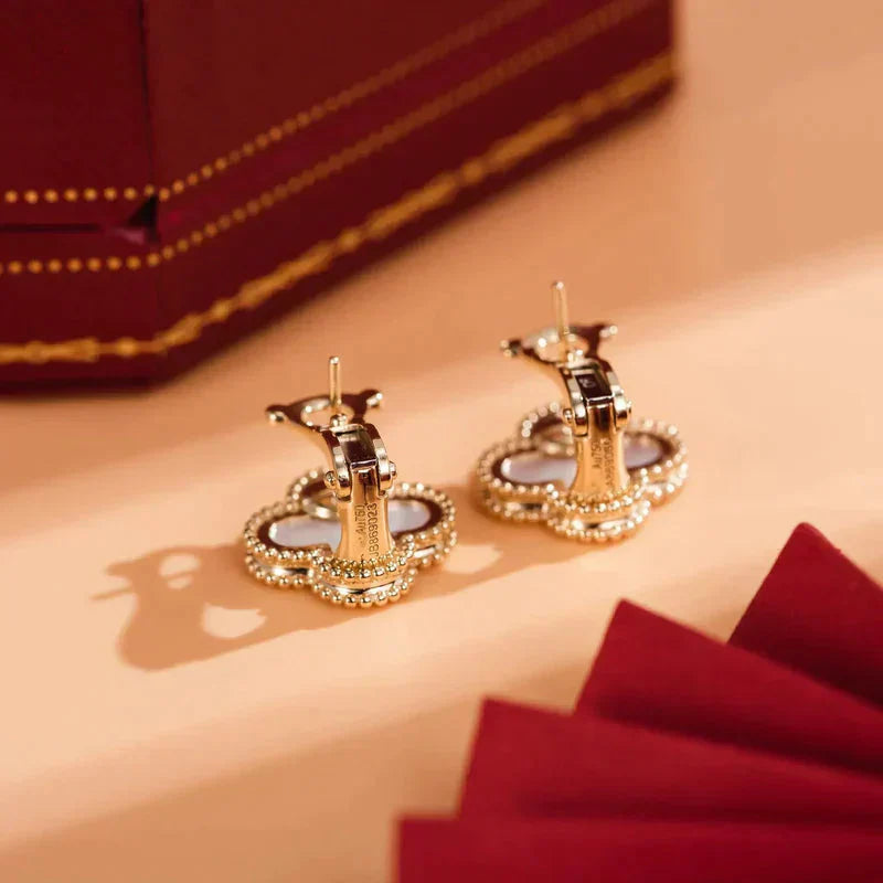 [AuraEcho]CLOVER MEDIUM 1 MOTIFS  WHITE MOP STUD EARRINGS