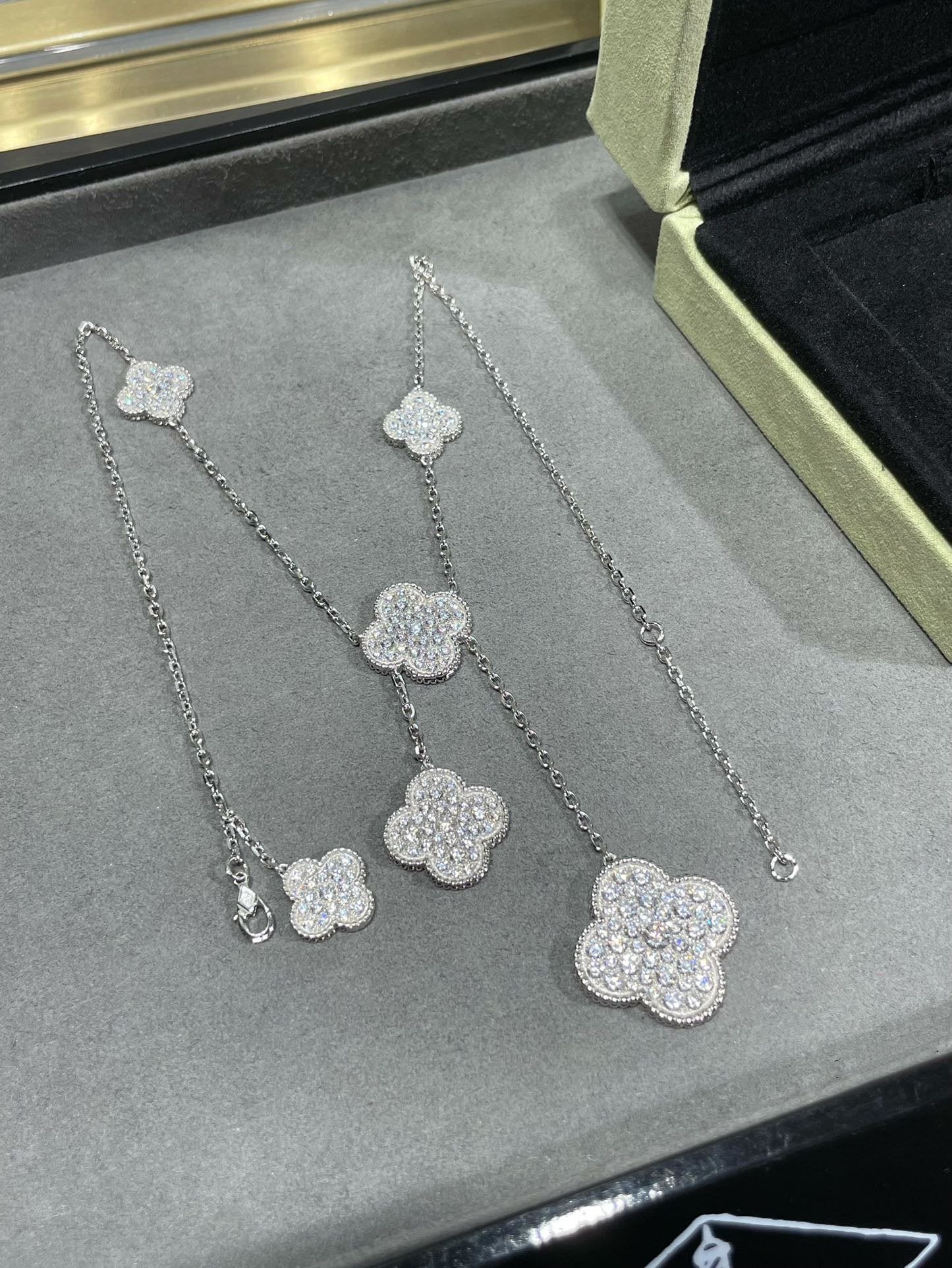[AuraEcho]CLOVER 6 MOTIF DIAMOND PAVED NECKLACE