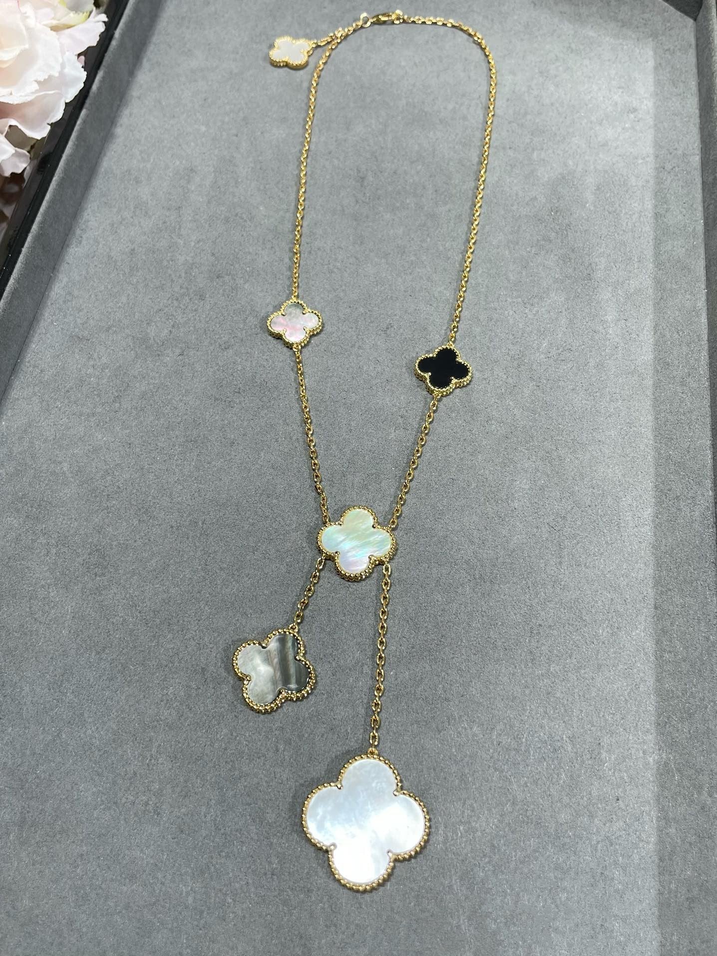 [AuraEcho]CLOVER 6 MOTIF MOP ONYX GOLD NECKLACE