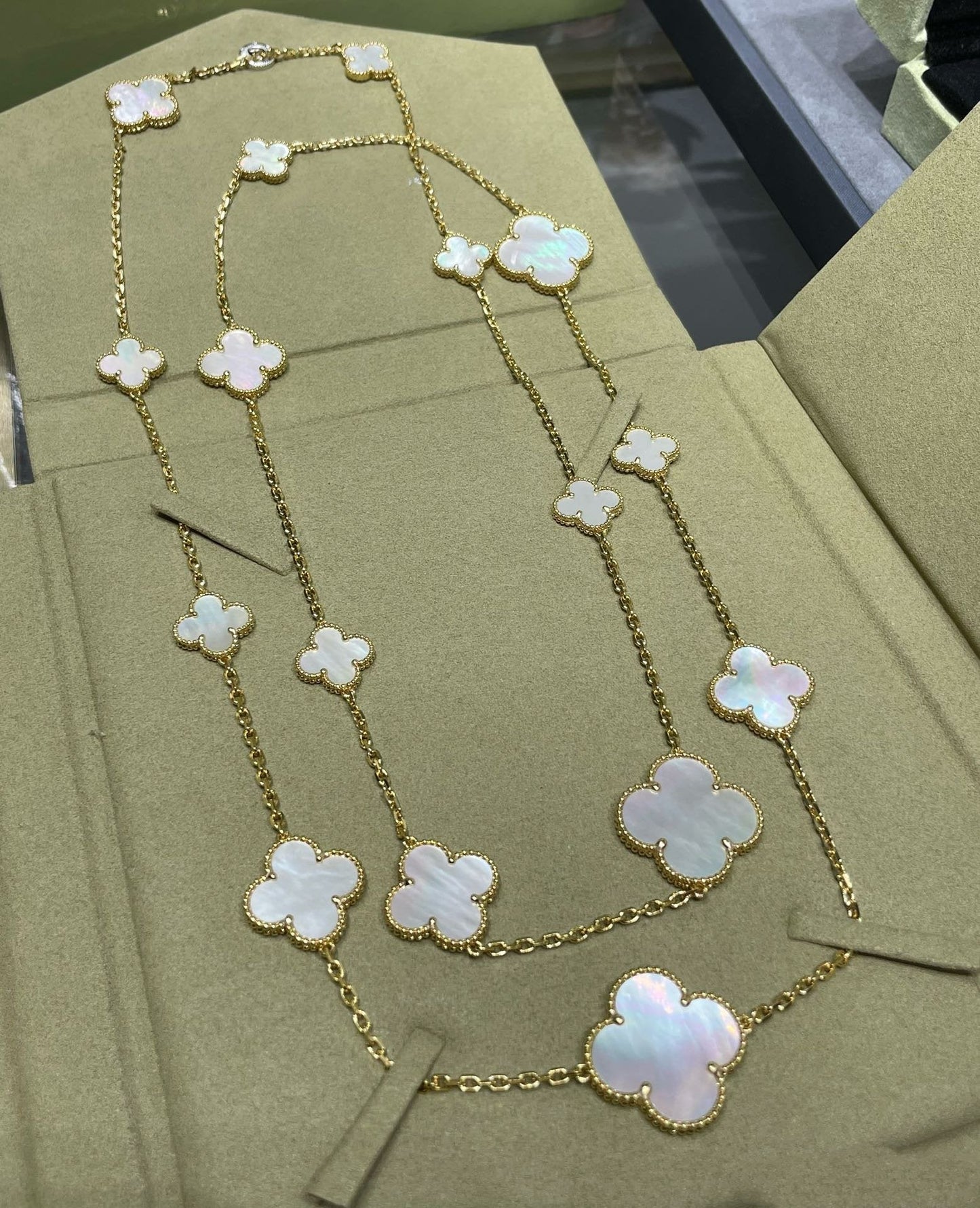 [AuraEcho]CLOVER 16 MOTIF WHITE MOP GOLD NECKLACE