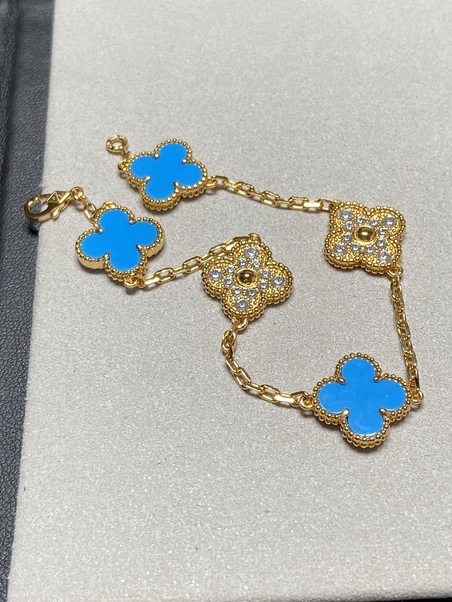 [AuraEcho]CLOVER 5 MOTIF BLUE CHALCEDONY DIAMOND GOLD BRACELET