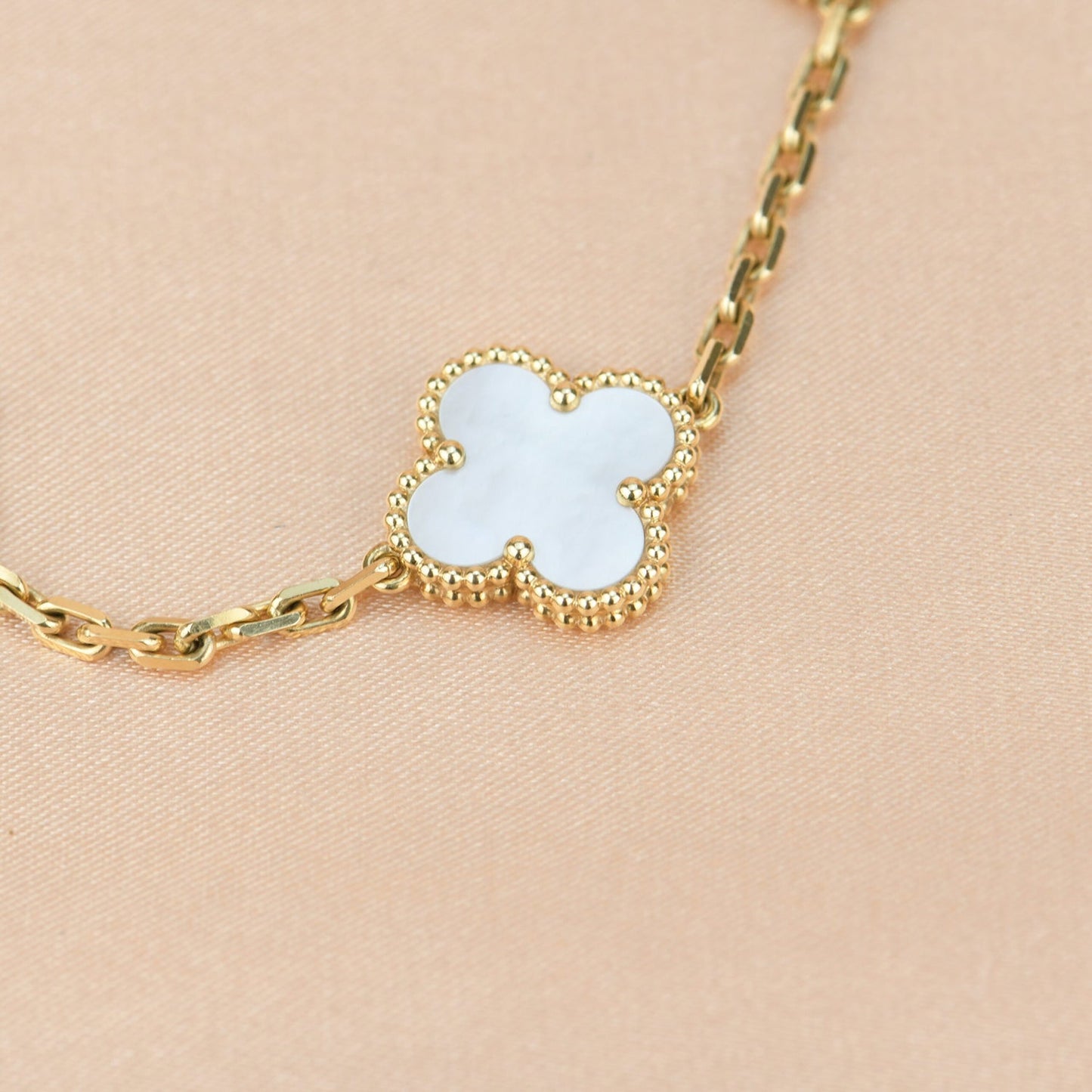 [AuraEcho]CLOVER  5 MOTIF WHITE MOP BRACELET