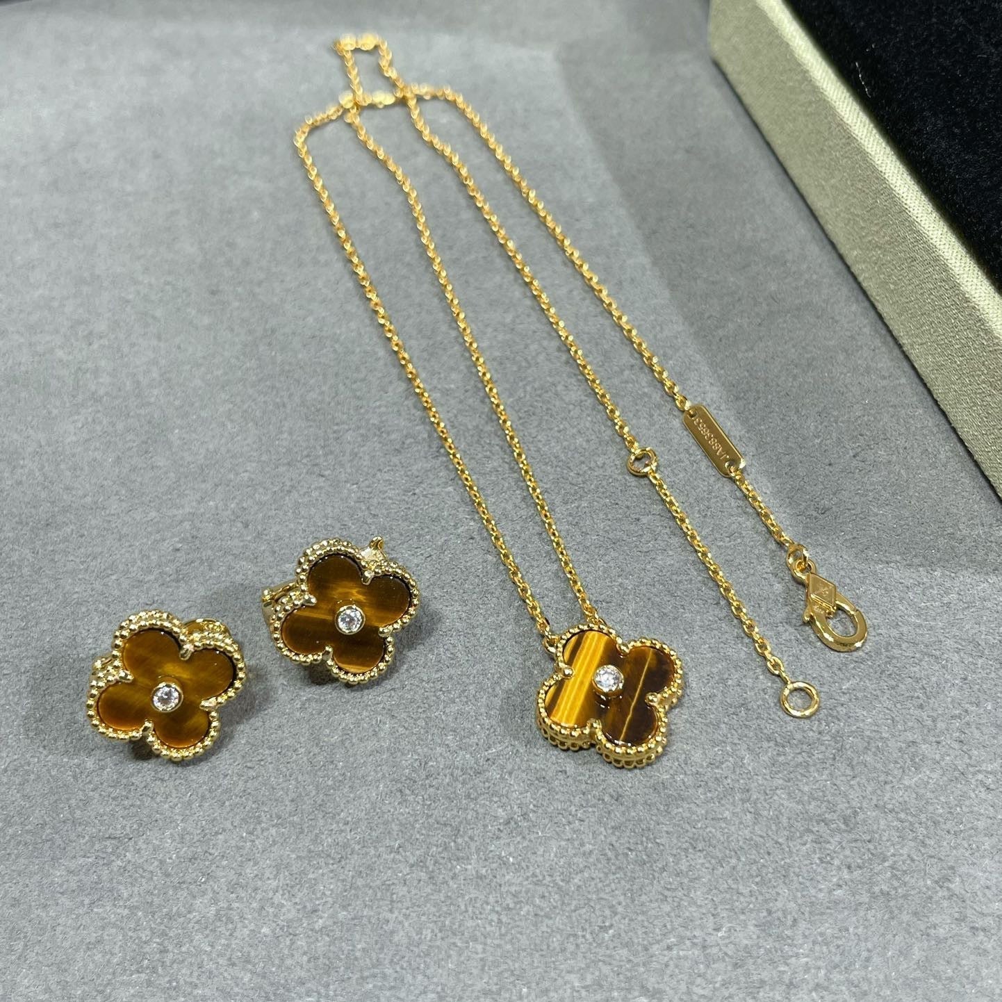 [AuraEcho]CLOVER 15MM DIAMOND AND YELLOW TIGER'S EYE AGATE necklace
